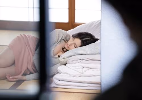 Cậu hàng xóm bị đuổi khỏi nhà và cô hàng xóm vú to cạnh nhà ngủ say